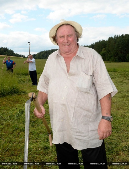 Лукашенко обучил Депардье навыкам ручной косьбы