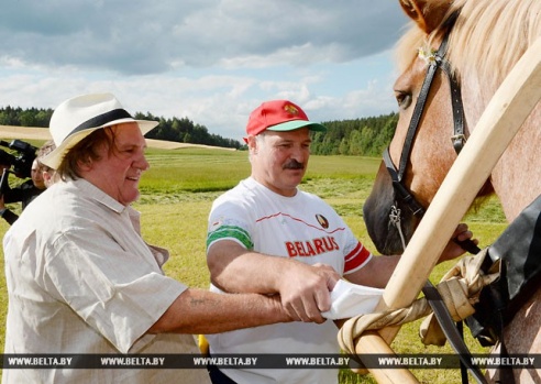 Лукашенко обучил Депардье навыкам ручной косьбы