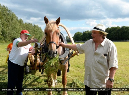 Лукашенко обучил Депардье навыкам ручной косьбы