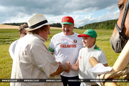 Лукашенко обучил Депардье навыкам ручной косьбы