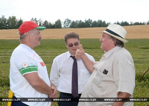 Лукашенко обучил Депардье навыкам ручной косьбы