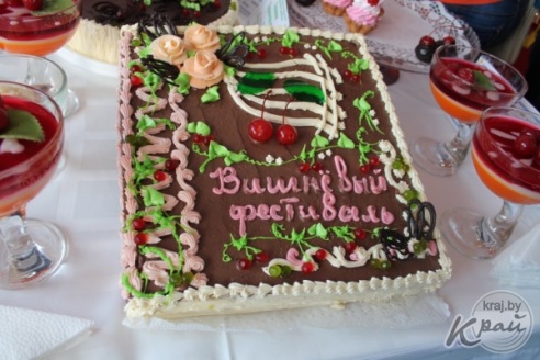 Шествие с Вишневой королевой и праздничный салют. Каким было закрытие «Вишневого фестиваля» в Глубоком (ФОТО)