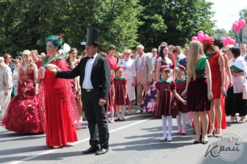Шествие с Вишневой королевой и праздничный салют. Каким было закрытие «Вишневого фестиваля» в Глубоком (ФОТО)