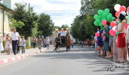Шествие с Вишневой королевой и праздничный салют. Каким было закрытие «Вишневого фестиваля» в Глубоком (ФОТО)