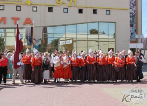 Шествие с Вишневой королевой и праздничный салют. Каким было закрытие «Вишневого фестиваля» в Глубоком (ФОТО)