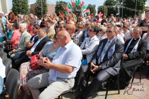 Шествие с Вишневой королевой и праздничный салют. Каким было закрытие «Вишневого фестиваля» в Глубоком (ФОТО)