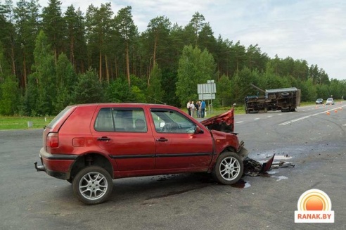 Под Светлогорском ГАЗ после столкновения с VW отбросило на встречку, где он упал на другой VW