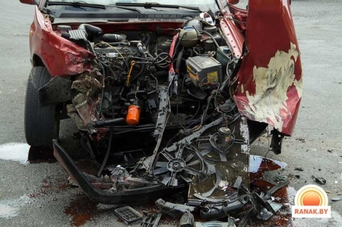 Под Светлогорском ГАЗ после столкновения с VW отбросило на встречку, где он упал на другой VW