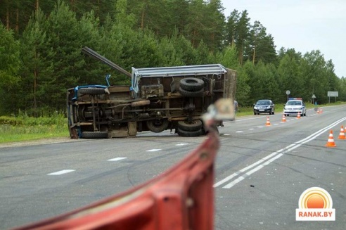 Под Светлогорском ГАЗ после столкновения с VW отбросило на встречку, где он упал на другой VW