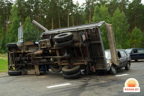 Под Светлогорском ГАЗ после столкновения с VW отбросило на встречку, где он упал на другой VW