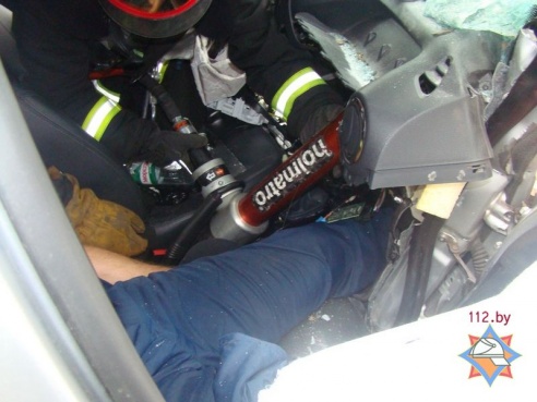 В Гомельском районе работники МЧС деблокировали пострадавшего в ДТП