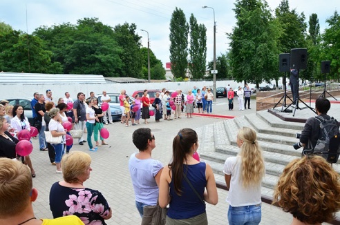 Красная дорожка и античные статуи. На проспекте Октября после реконструкции открылся фирменный магазин «Керамин»