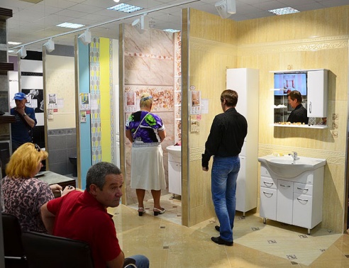 Красная дорожка и античные статуи. На проспекте Октября после реконструкции открылся фирменный магазин «Керамин»