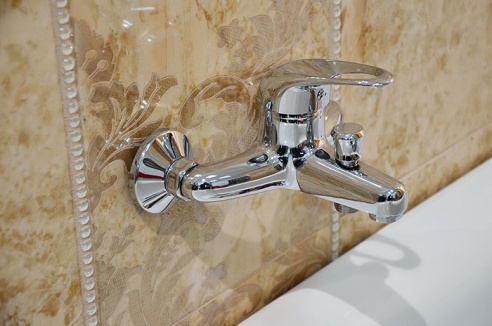 Красная дорожка и античные статуи. На проспекте Октября после реконструкции открылся фирменный магазин «Керамин»