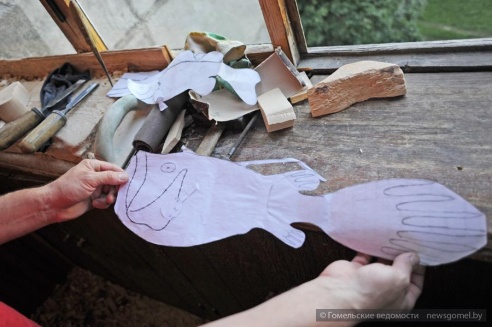 Гомельчанин создаёт оригинальных рыб из дерева