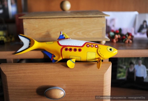 Гомельчанин создаёт оригинальных рыб из дерева