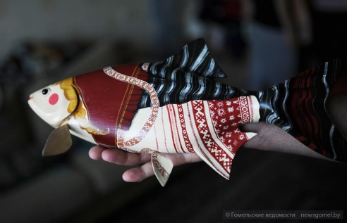 Гомельчанин создаёт оригинальных рыб из дерева