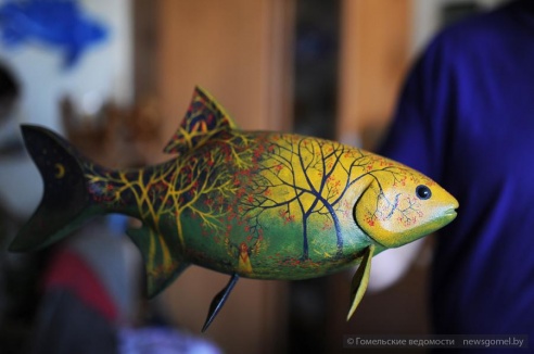 Гомельчанин создаёт оригинальных рыб из дерева