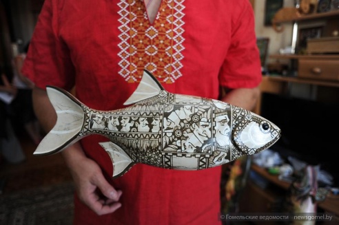 Гомельчанин создаёт оригинальных рыб из дерева