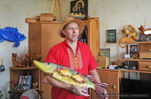 Гомельчанин создаёт оригинальных рыб из дерева