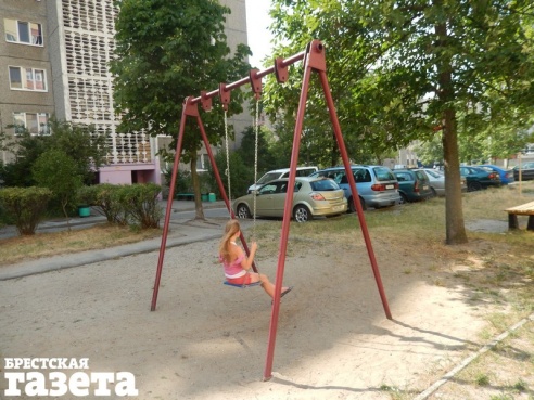 Качели на жесткой подвеске, которых в брестских дворах больше всего, объявили вне закона