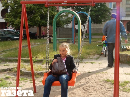 Качели на жесткой подвеске, которых в брестских дворах больше всего, объявили вне закона
