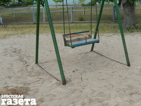 Качели на жесткой подвеске, которых в брестских дворах больше всего, объявили вне закона