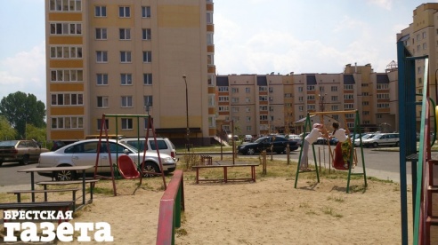 Качели на жесткой подвеске, которых в брестских дворах больше всего, объявили вне закона