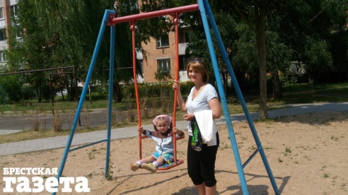 Качели на жесткой подвеске, которых в брестских дворах больше всего, объявили вне закона