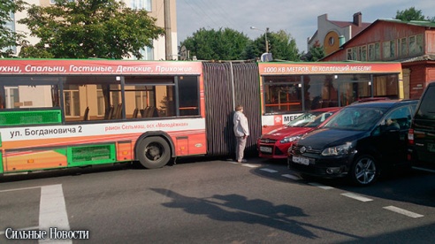 Фотофакт: на пересечении Пролетарской и Моисеенко столкнулись автобус и «Форд» с российскими номерами, образовалась большая пробка