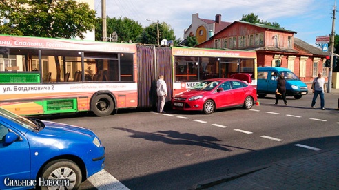 Фотофакт: на пересечении Пролетарской и Моисеенко столкнулись автобус и «Форд» с российскими номерами, образовалась большая пробка