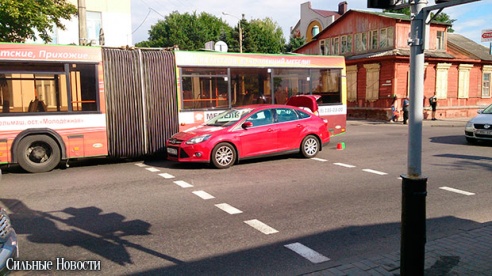 Фотофакт: на пересечении Пролетарской и Моисеенко столкнулись автобус и «Форд» с российскими номерами, образовалась большая пробка