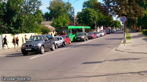 Фотофакт: на пересечении Пролетарской и Моисеенко столкнулись автобус и «Форд» с российскими номерами, образовалась большая пробка