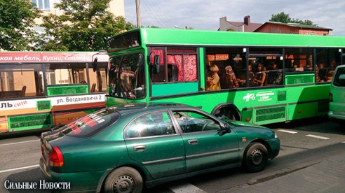Фотофакт: на пересечении Пролетарской и Моисеенко столкнулись автобус и «Форд» с российскими номерами, образовалась большая пробка