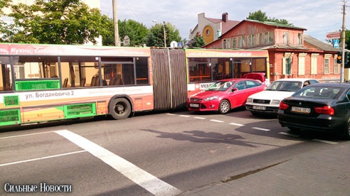 Фотофакт: на пересечении Пролетарской и Моисеенко столкнулись автобус и «Форд» с российскими номерами, образовалась большая пробка