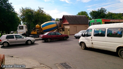 Фотофакт: на пересечении Пролетарской и Моисеенко столкнулись автобус и «Форд» с российскими номерами, образовалась большая пробка