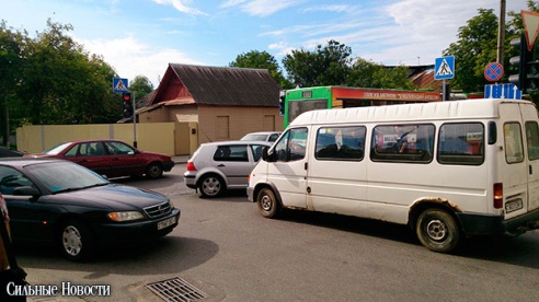 Фотофакт: на пересечении Пролетарской и Моисеенко столкнулись автобус и «Форд» с российскими номерами, образовалась большая пробка