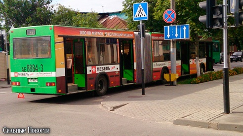 Фотофакт: на пересечении Пролетарской и Моисеенко столкнулись автобус и «Форд» с российскими номерами, образовалась большая пробка