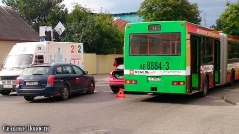 Фотофакт: на пересечении Пролетарской и Моисеенко столкнулись автобус и «Форд» с российскими номерами, образовалась большая пробка