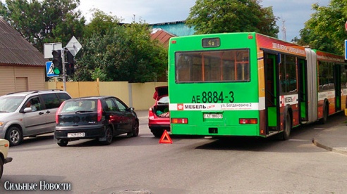 Фотофакт: на пересечении Пролетарской и Моисеенко столкнулись автобус и «Форд» с российскими номерами, образовалась большая пробка