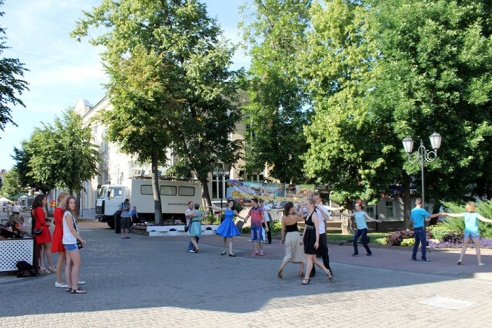 У ратуши в Витебске бесплатно учили танцевать свадебный вальс