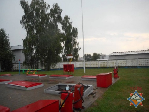 На АЗС в Бобруйске в крышку емкости с дизтопливом попал грозовой разряд