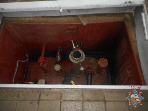 На АЗС в Бобруйске в крышку емкости с дизтопливом попал грозовой разряд