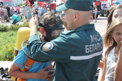 Позитивный экстрим: гомельчане попробовали себя в роли спасателей МЧС