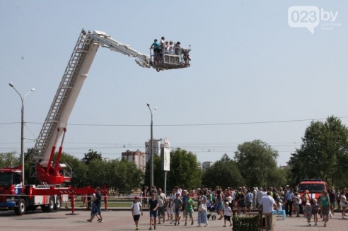 Позитивный экстрим: гомельчане попробовали себя в роли спасателей МЧС