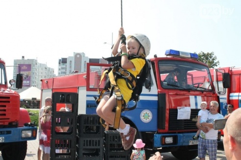 Позитивный экстрим: гомельчане попробовали себя в роли спасателей МЧС