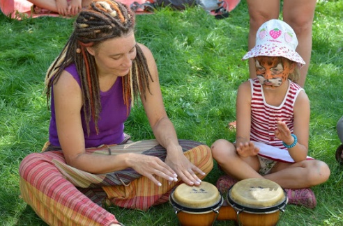 Вход только с детьми: в Гомеле открыли европейскую лужайку для музыкальных пикников (фото)