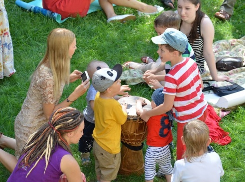 Вход только с детьми: в Гомеле открыли европейскую лужайку для музыкальных пикников (фото)