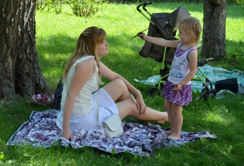 Вход только с детьми: в Гомеле открыли европейскую лужайку для музыкальных пикников (фото)