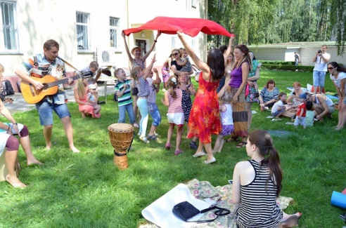 Вход только с детьми: в Гомеле открыли европейскую лужайку для музыкальных пикников (фото)